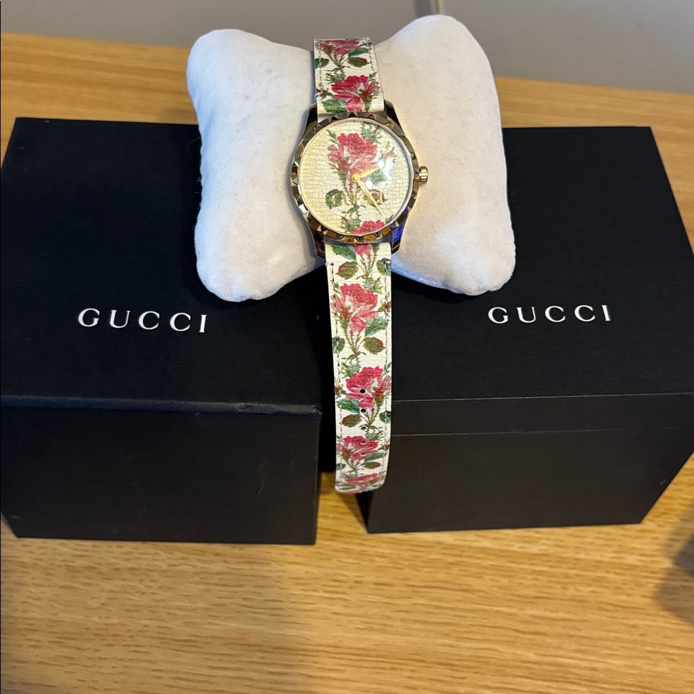 Gucci Floral Gold Women's Watch with COA - Picture 13 of 17